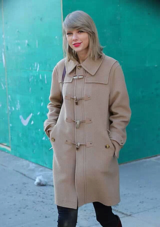 #TaylorSwift#【街拍】2/13 Taylor着驼色羊角扣大衣离开健身房