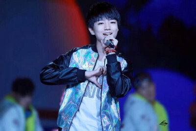 #王俊凯# #TFBOYS# 湖南卫视春晚 我儿砸给我比heart了！