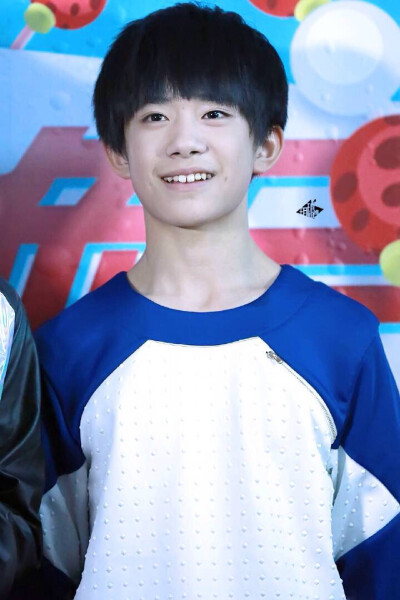 #易烊千玺# #TFBOYS# 湖南卫视春晚 笑的时候也可爱