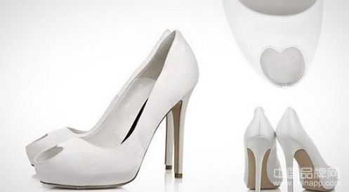 2. 麦克昆 Alexander McQueen Heart Peep Toe Satin Pumps 全球十大婚鞋排行榜 亚历山大 麦克昆是很多时尚人士钟爱的设计师，所以他的鞋子当然具有很高的地位。