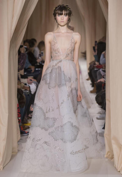 华伦天奴2015（Valentino）春夏高级定秀，将童话、东欧民族元素、中世纪宫廷与教会风格不着痕迹地融于一炉，这样的盛景，大概也只有在Valentino2015春夏高定秀上才能见得到了。该系列灵感源自莎士比亚戏剧、但丁的神…