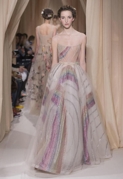 华伦天奴2015（Valentino）春夏高级定秀，将童话、东欧民族元素、中世纪宫廷与教会风格不着痕迹地融于一炉，这样的盛景，大概也只有在Valentino2015春夏高定秀上才能见得到了。该系列灵感源自莎士比亚戏剧、但丁的神…
