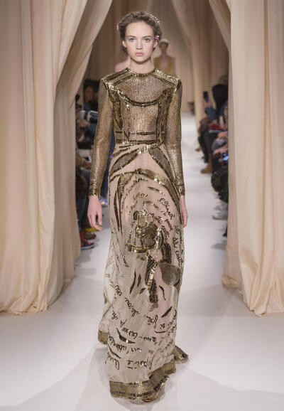 华伦天奴2015（Valentino）春夏高级定秀，将童话、东欧民族元素、中世纪宫廷与教会风格不着痕迹地融于一炉，这样的盛景，大概也只有在Valentino2015春夏高定秀上才能见得到了。该系列灵感源自莎士比亚戏剧、但丁的神…