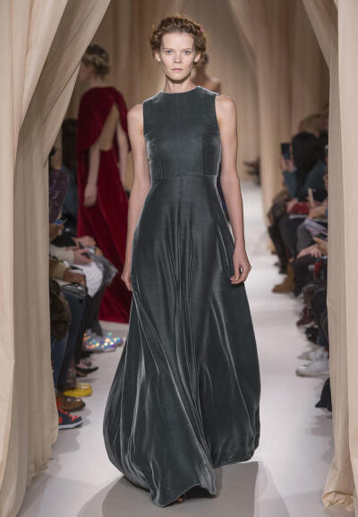 华伦天奴2015（Valentino）春夏高级定秀，将童话、东欧民族元素、中世纪宫廷与教会风格不着痕迹地融于一炉，这样的盛景，大概也只有在Valentino2015春夏高定秀上才能见得到了。该系列灵感源自莎士比亚戏剧、但丁的神…