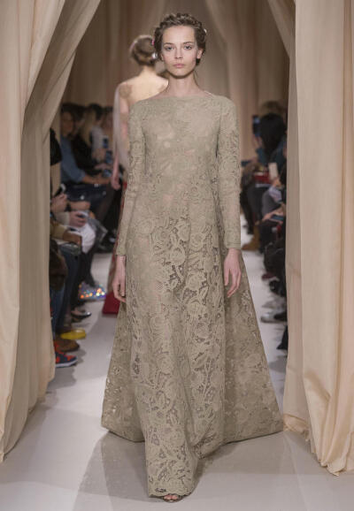 华伦天奴2015（Valentino）春夏高级定秀，将童话、东欧民族元素、中世纪宫廷与教会风格不着痕迹地融于一炉，这样的盛景，大概也只有在Valentino2015春夏高定秀上才能见得到了。该系列灵感源自莎士比亚戏剧、但丁的神…