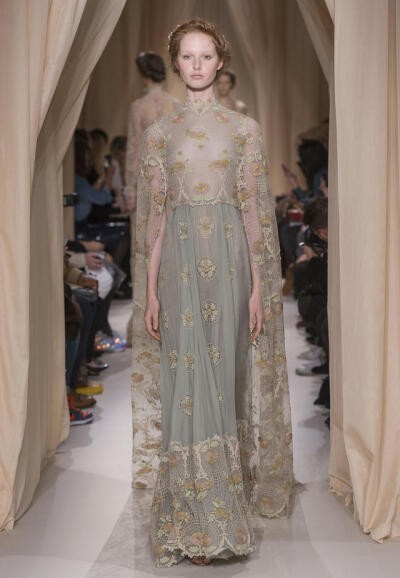 华伦天奴2015（Valentino）春夏高级定秀，将童话、东欧民族元素、中世纪宫廷与教会风格不着痕迹地融于一炉，这样的盛景，大概也只有在Valentino2015春夏高定秀上才能见得到了。该系列灵感源自莎士比亚戏剧、但丁的神…