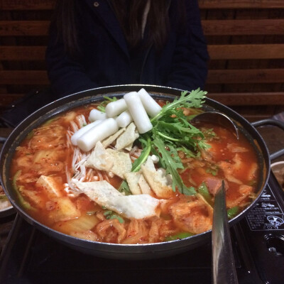 学校美食街里的一家韩国料理店 用烧酒瓶子装饰配上写满了各种愿望的桌椅让小店很有氛围 他家部队锅便宜量足 推荐