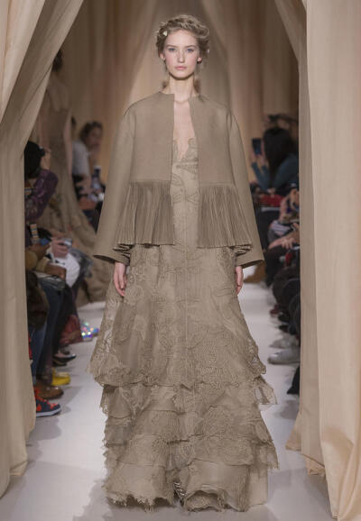 华伦天奴2015（Valentino）春夏高级定秀，将童话、东欧民族元素、中世纪宫廷与教会风格不着痕迹地融于一炉，这样的盛景，大概也只有在Valentino2015春夏高定秀上才能见得到了。该系列灵感源自莎士比亚戏剧、但丁的神…