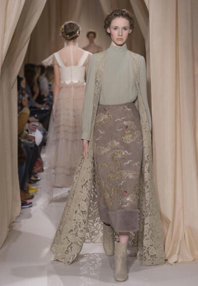 华伦天奴2015（Valentino）春夏高级定秀，将童话、东欧民族元素、中世纪宫廷与教会风格不着痕迹地融于一炉，这样的盛景，大概也只有在Valentino2015春夏高定秀上才能见得到了。该系列灵感源自莎士比亚戏剧、但丁的神…