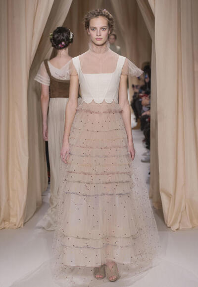 华伦天奴2015（Valentino）春夏高级定秀，将童话、东欧民族元素、中世纪宫廷与教会风格不着痕迹地融于一炉，这样的盛景，大概也只有在Valentino2015春夏高定秀上才能见得到了。该系列灵感源自莎士比亚戏剧、但丁的神…