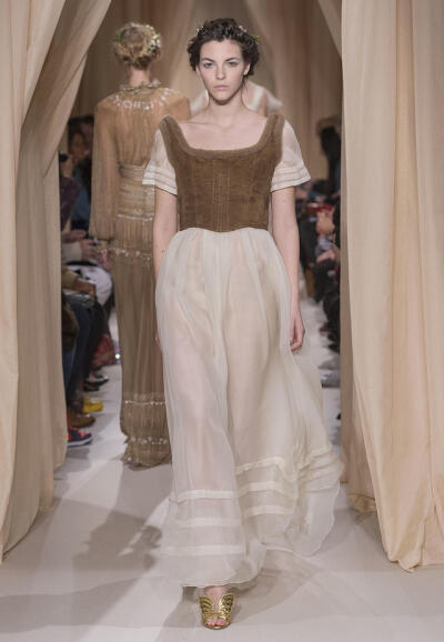华伦天奴2015（Valentino）春夏高级定秀，将童话、东欧民族元素、中世纪宫廷与教会风格不着痕迹地融于一炉，这样的盛景，大概也只有在Valentino2015春夏高定秀上才能见得到了。该系列灵感源自莎士比亚戏剧、但丁的神…