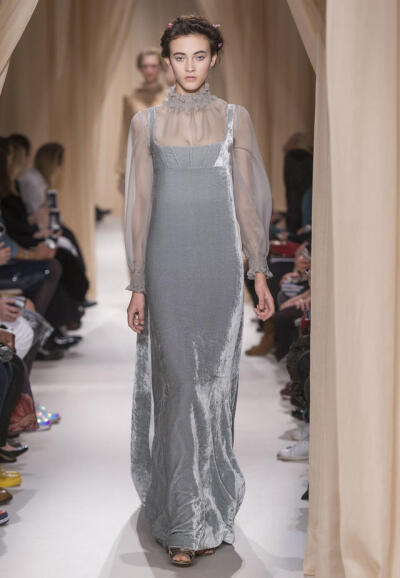 华伦天奴2015（Valentino）春夏高级定秀，将童话、东欧民族元素、中世纪宫廷与教会风格不着痕迹地融于一炉，这样的盛景，大概也只有在Valentino2015春夏高定秀上才能见得到了。该系列灵感源自莎士比亚戏剧、但丁的神…