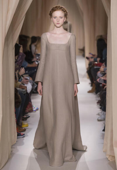 华伦天奴2015（Valentino）春夏高级定秀，将童话、东欧民族元素、中世纪宫廷与教会风格不着痕迹地融于一炉，这样的盛景，大概也只有在Valentino2015春夏高定秀上才能见得到了。该系列灵感源自莎士比亚戏剧、但丁的神…