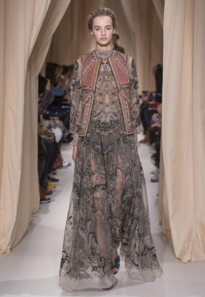 华伦天奴2015（Valentino）春夏高级定秀，将童话、东欧民族元素、中世纪宫廷与教会风格不着痕迹地融于一炉，这样的盛景，大概也只有在Valentino2015春夏高定秀上才能见得到了。该系列灵感源自莎士比亚戏剧、但丁的神…