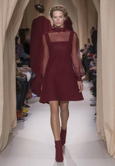 华伦天奴2015（Valentino）春夏高级定秀，将童话、东欧民族元素、中世纪宫廷与教会风格不着痕迹地融于一炉，这样的盛景，大概也只有在Valentino2015春夏高定秀上才能见得到了。该系列灵感源自莎士比亚戏剧、但丁的神…