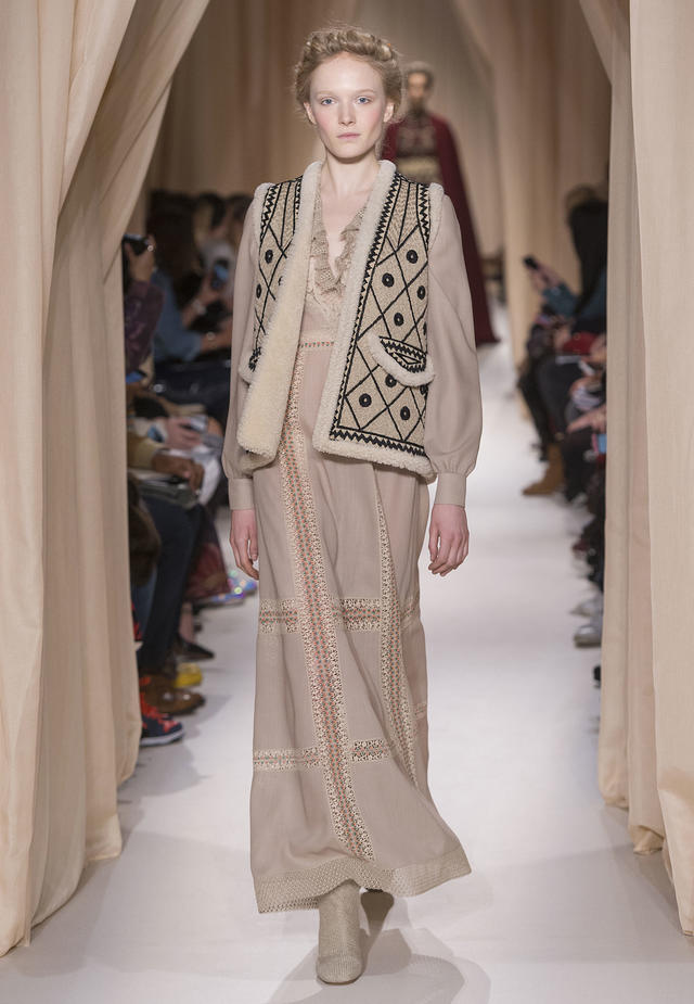 华伦天奴2015（Valentino）春夏高级定秀，将童话、东欧民族元素、中世纪宫廷与教会风格不着痕迹地融于一炉，这样的盛景，大概也只有在Valentino2015春夏高定秀上才能见得到了。该系列灵感源自莎士比亚戏剧、但丁的神曲、法国画家马克·夏卡尔的画作等。也表现出强烈的东欧民族特色，无论是色彩、材质、图案，还是最具特点的刺绣。虽则仍是雪纺、刺绣、天鹅绒的高定老三样，但能一如既往高水准发挥，工巧精妍，却艳而不俗。