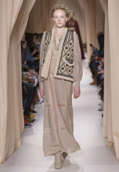 华伦天奴2015（Valentino）春夏高级定秀，将童话、东欧民族元素、中世纪宫廷与教会风格不着痕迹地融于一炉，这样的盛景，大概也只有在Valentino2015春夏高定秀上才能见得到了。该系列灵感源自莎士比亚戏剧、但丁的神…