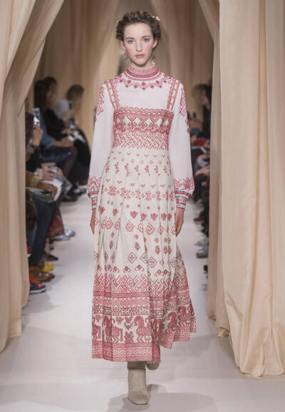 华伦天奴2015（Valentino）春夏高级定秀，将童话、东欧民族元素、中世纪宫廷与教会风格不着痕迹地融于一炉，这样的盛景，大概也只有在Valentino2015春夏高定秀上才能见得到了。该系列灵感源自莎士比亚戏剧、但丁的神…