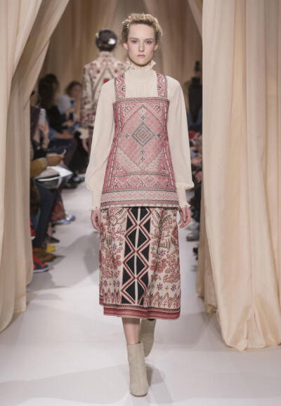 华伦天奴2015（Valentino）春夏高级定秀，将童话、东欧民族元素、中世纪宫廷与教会风格不着痕迹地融于一炉，这样的盛景，大概也只有在Valentino2015春夏高定秀上才能见得到了。该系列灵感源自莎士比亚戏剧、但丁的神…