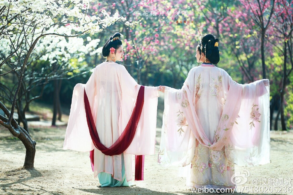 汉服摄影：花神赋。 天上司花巧不神，笔底春风光欲烁，旖旎仙花解不语，轻盈春柳共长天。 模特：小桥、曦月。