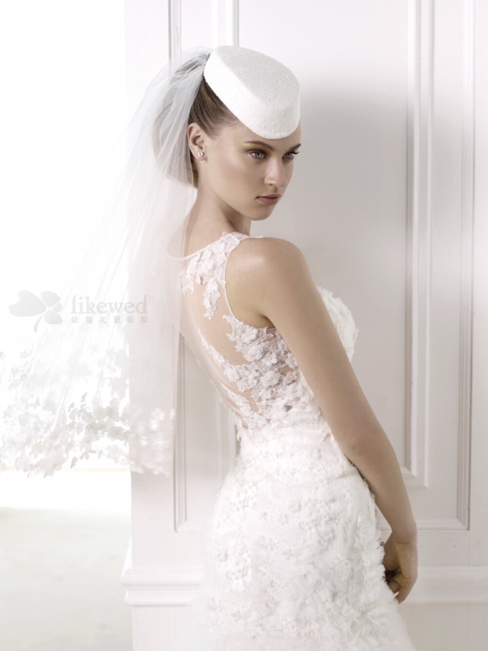 【世界10大婚纱品牌No.1 Pronovias 2015春夏婚纱系列】Pronovias源自西班牙的全球第一婚纱品牌，以高贵、优雅闻名，在全球60个国家拥有158个店面。旗下拥有Valentino等多位顶尖设计师。经典的优雅是Pronovias 最大的特色。