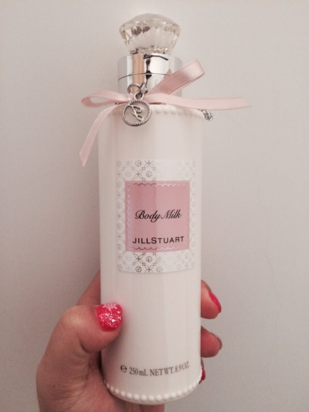 jill stuart身体润肤露、她们家的设计不是一般可爱的说！第一次入手这个牌子也是因为他们的超级公主风。味道是淡淡的花香味、只是用了之后会有粘腻的感觉。