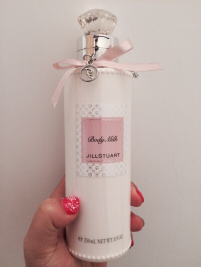 jill stuart身体润肤露、她们家的设计不是一般可爱的说！第一次入手这个牌子也是因为他们的超级公主风。味道是淡淡的花香味、只是用了之后会有粘腻的感觉。