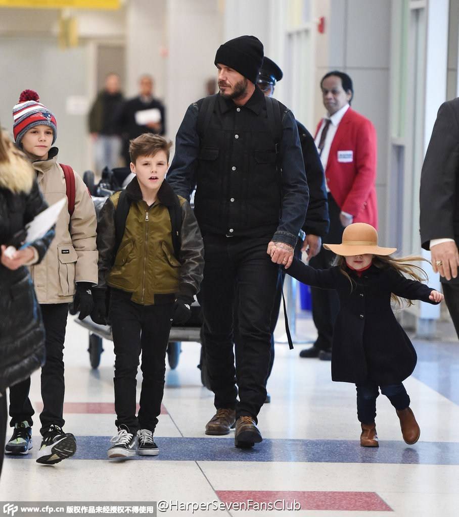 02/15 VB秀后援团抵达纽约啦，贝克汉姆和孩子们颜值爆表！！帽子小七出场!大布不在不开心～