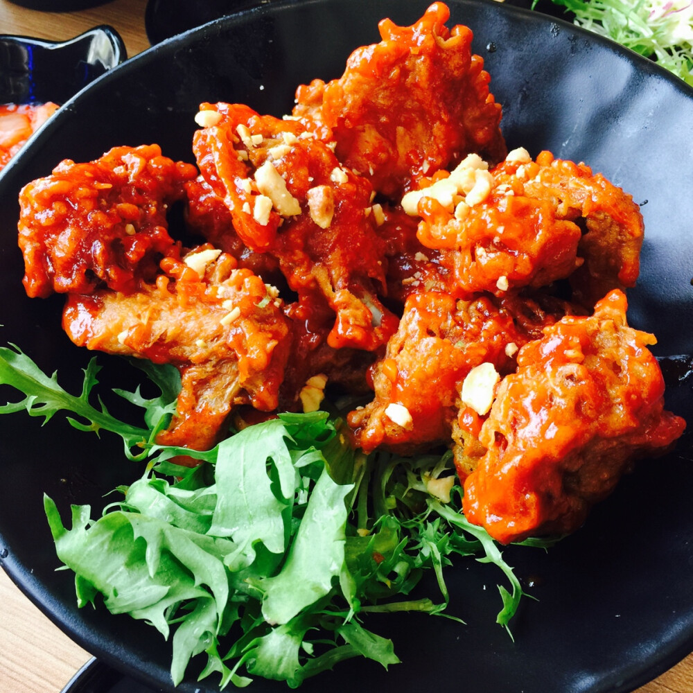 一整只炸鸡 &amp;amp; 啤酒  炸鸡不会很腻但是酱料有姜汁的味道，不会很浓 甜酸口味很好吃。