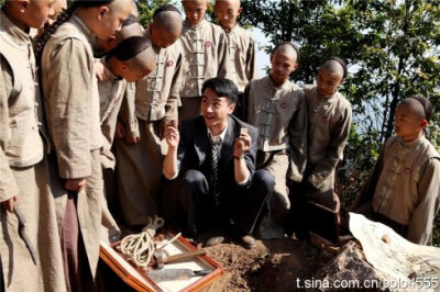 《日出东山》剧照 萧洋（陈晓饰）带领同学到户外做一日特训，”和小朋友们。。。一个字，快乐！！！“2010-12-5 23:41