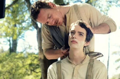 独立电影《西部慢调》(Slow West,2015年,英国)：故事发生在19世纪未，17岁少年杰伊从苏格兰前往美国科罗拉多州寻真爱，但美国远非他想像中安全，杰伊遇到心上人之前，先碰上神秘人塞拉斯，后者成为他旅途中的保镖。…