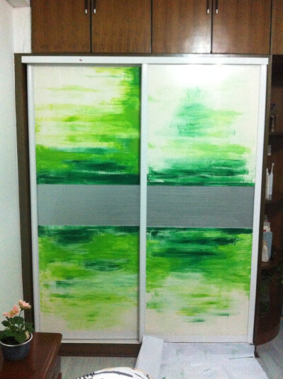 新年到，美化一下旧衣柜门。绿色，草绿色，白色丙烯颜料，用刷子逐渐刷成渐变的感觉，不用全涂满，随心就好。感觉像抽象油画。