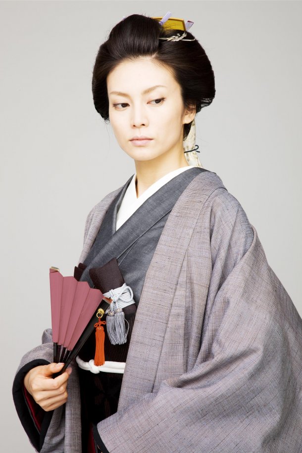 茶道茶会是日本传统文化之一，起源于中国。女人参加茶会通常仪表很端正，穿比较素色的访问着，必备怀剑、扇子、帛纱挟等小道具。