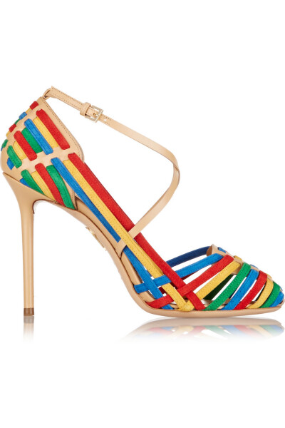 Charlotte Olympia 这款 “Mariachi” 高跟鞋灵感源自于热情奔放的墨西哥文化，配有彩色的绒面革和皮革交叉饰带。它采用令人惊艳的笼形设计，配有带衬垫鞋底，确保穿着舒适。不妨在你下次参加派对时搭配纯色迷你连衣…