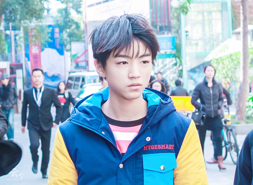 TFBOYS王俊凱 14.12.29 蒙牛廣告拍攝日 cr logo