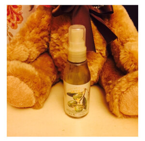 skin food橄榄油护发精华液 这款润发油早在千颂一还是野蛮女友的时候就有了，在头发半干的时候擦在发中和发尾，一段时间以后头发变强韧  擦到头发上不会油腻，好吸收。