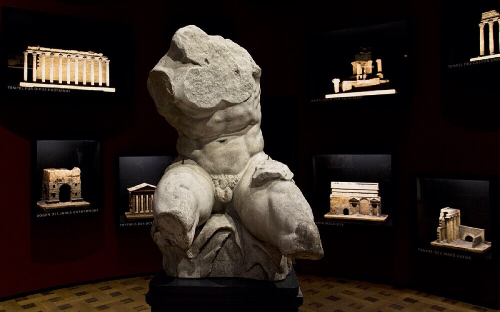 「贝维德雷的躯干」被誉为巴特农雕塑时代（Parthenon sculptures）前最逼真的人体雕塑作品，在文艺复兴时期的罗马被发现，现为梵蒂冈博物馆（Musei Vaticani）的馆藏。 「贝维德雷的躯干」（Belvedere Torso）