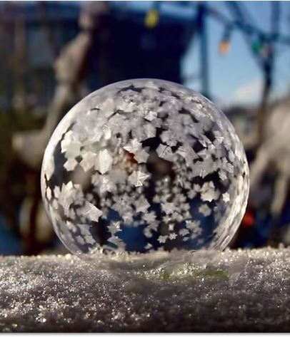 极寒天气里晶莹的冻结中的肥皂泡