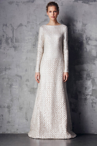 Tadashi Shoji Pre-Fall 2015。庄司正2015早秋高级时装发布。早秋系列是受到精致航空机械研究的启发。融合金属合金，曲线机械设计以及机械加工面—航空的幻想世界是我们的背景。这季的颜色基调是从表面生锈的青铜，…