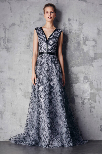 Tadashi Shoji Pre-Fall 2015。庄司正2015早秋高级时装发布。早秋系列是受到精致航空机械研究的启发。融合金属合金，曲线机械设计以及机械加工面—航空的幻想世界是我们的背景。这季的颜色基调是从表面生锈的青铜，…