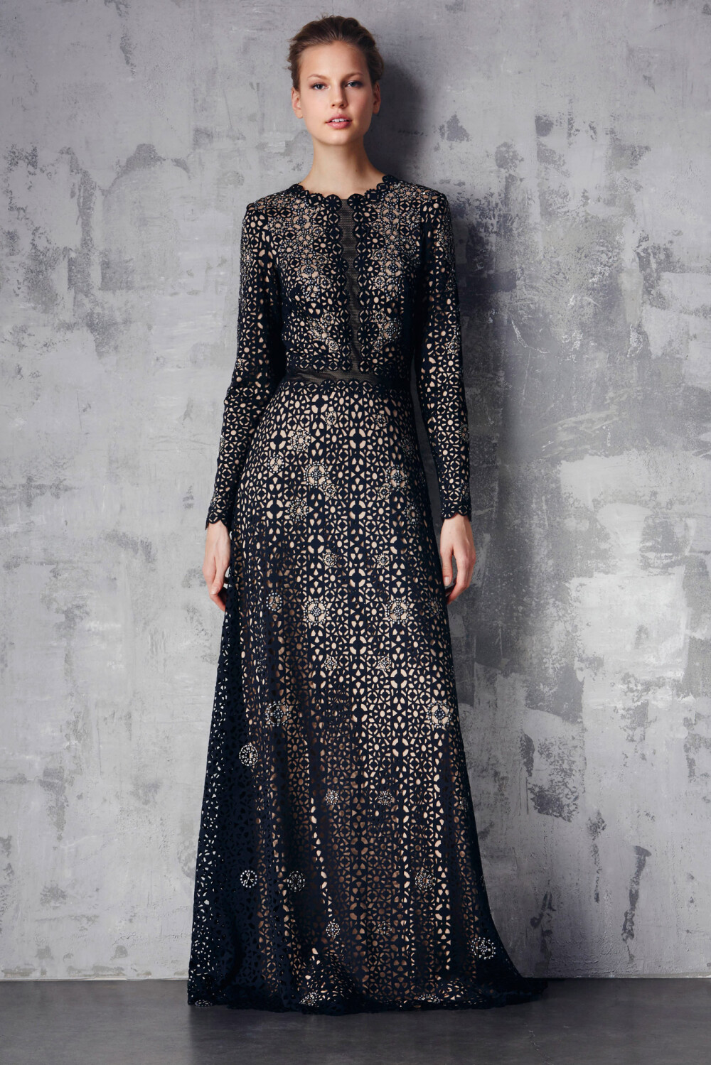 Tadashi Shoji Pre-Fall 2015。庄司正2015早秋高级时装发布。早秋系列是受到精致航空机械研究的启发。融合金属合金，曲线机械设计以及机械加工面—航空的幻想世界是我们的背景。这季的颜色基调是从表面生锈的青铜，铜，铁，铬提取而来。料被软金属点缀得闪闪发亮，表面银箔处理的人造皮革，镂空针织布以及金属印花蕾丝。