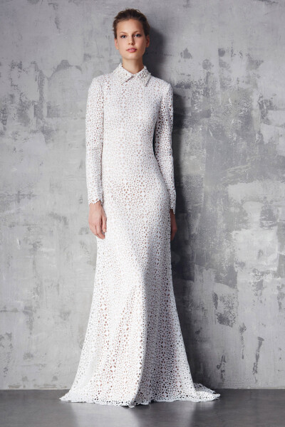 Tadashi Shoji Pre-Fall 2015。庄司正2015早秋高级时装发布。 早秋系列是受到精致航空机械研究的启发。融合金属合金，曲线机械设计以及机械加工面—航空的幻想世界是我们的背景。这季的颜色基调是从表面生锈的青铜，…