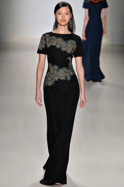 Tadashi Shoji Fall 2015 Ready-to-Wear。庄司正（塔达希）2015纽约时装周秋冬高级成衣发布。本季直截了当的主题以：Joy Of Flight，体现了足够飘逸美丽的流动感。