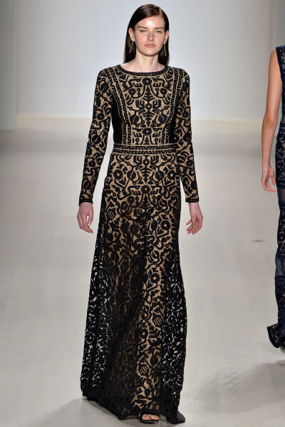 Tadashi Shoji Fall 2015 Ready-to-Wear。庄司正（塔达希）2015纽约时装周秋冬高级成衣发布。本季直截了当的主题以：Joy Of Flight，体现了足够飘逸美丽的流动感。