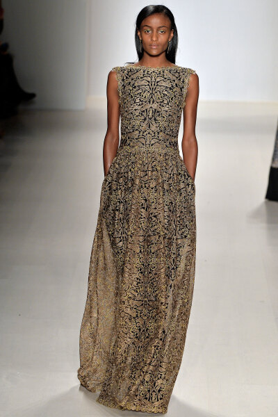 Tadashi Shoji Fall 2015 Ready-to-Wear。庄司正（塔达希）2015纽约时装周秋冬高级成衣发布。本季直截了当的主题以：Joy Of Flight，体现了足够飘逸美丽的流动感。