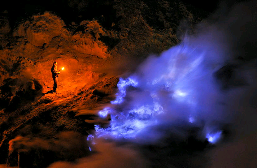 印尼火山，蓝色熔硫火焰。