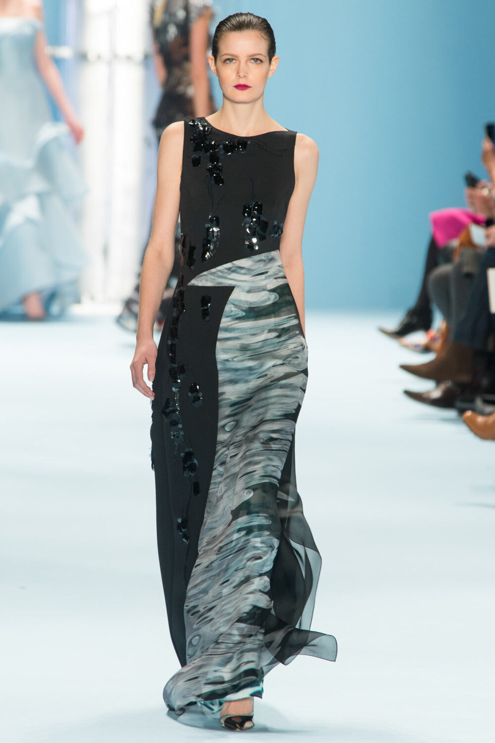 Carolina Herrera Fall 2015 Ready-to-Wear。卡罗琳娜·海莱娜2015纽约时装周高级成衣秋冬系列浸润在一片有着丰富变化的深蓝色集合中。Carolina Herrera运用大量提花、印花、贴花以及手绘效果细节表现水中涟漪与波澜。她的色调唯美至极，好像黄昏或黎明，反射波光深浅不一的海洋深处，安静、神秘、变化莫测。