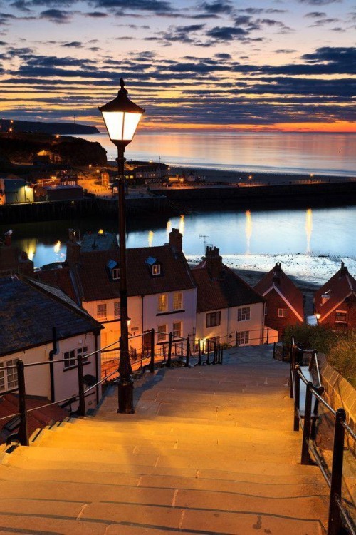 Whitby, North Yorkshire, England, UK。惠特比，位于英格兰中东部，靠近约克。它被誉为品尝“全世界最佳炸鱼薯条”的理想地。1897年，爱尔兰小说家Bram Stoker（布拉姆 史托克）在这里写了著名的吸血鬼小说《Dracula》（德古拉伯爵），而其灵感来源于惠特比修道院。它也是库克船长的学徒生涯之地。Lonely Planet说，这里是有最吸引人的海滨风光（The Most Attractive Seaside View）。