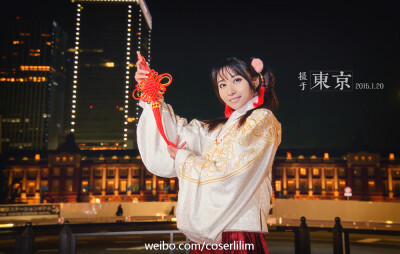 #穿汉服过新年##新年贺图#第一次在异国他乡过新年,祝大家新年快乐！｜お新年おめでとうございます！‖出镜@尼酱NESSA 摄影@好地-产-好米 @东京摄影师联盟 拍摄地：東京駅 服装@二木家 和热水瓶家