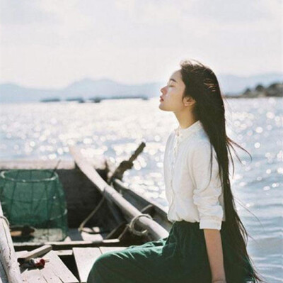  岁月就象一条河，左岸是无法忘记的回想，右岸是值得控制的青春年华，两头飞速流淌的，是年轻隐隐的伤感。